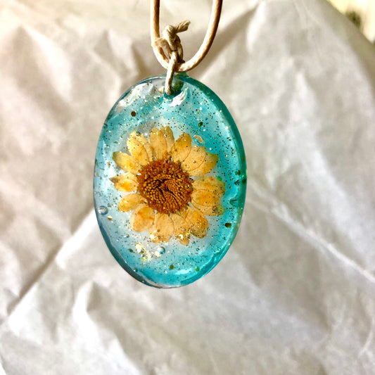 Oval pendant with flower